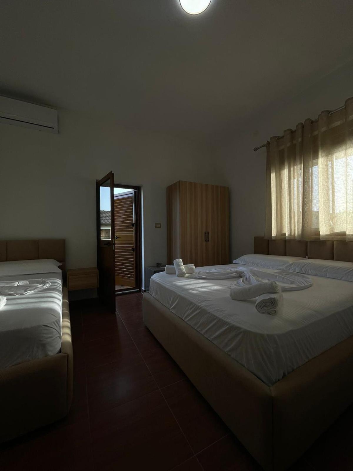 Prela'S Rooms Shkoder Bagian luar foto