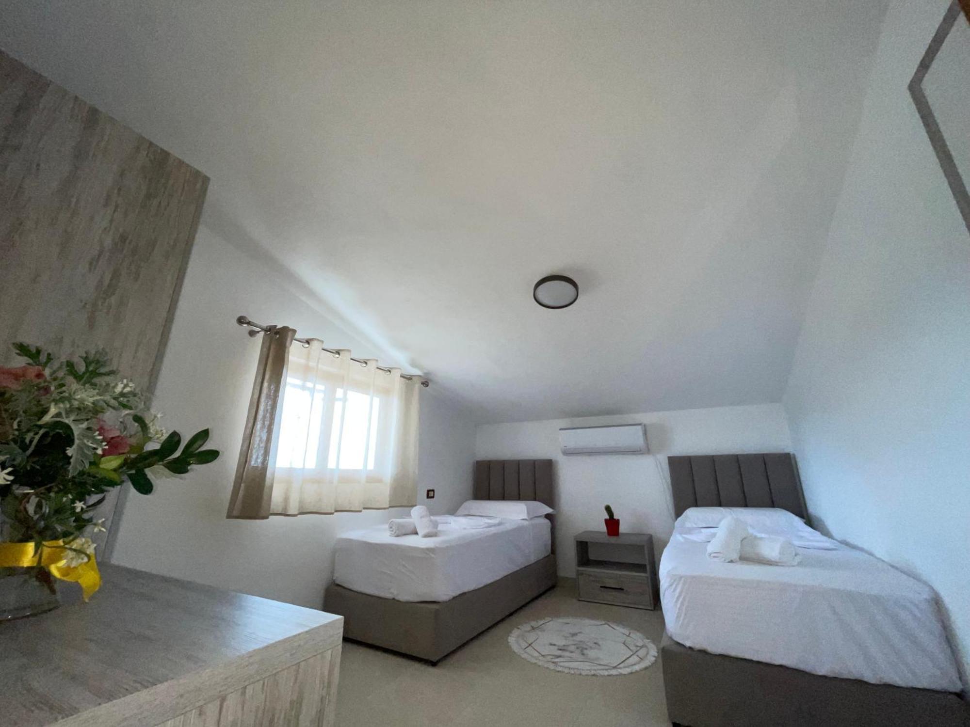 Prela'S Rooms Shkoder Bagian luar foto