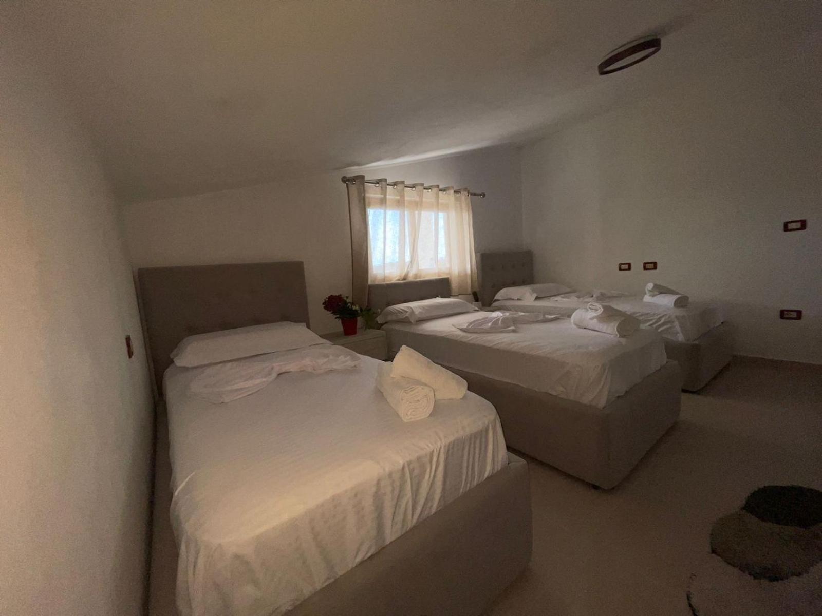 Prela'S Rooms Shkoder Bagian luar foto