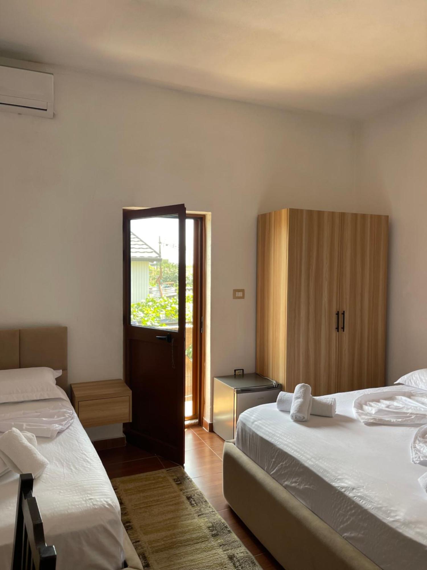 Prela'S Rooms Shkoder Bagian luar foto