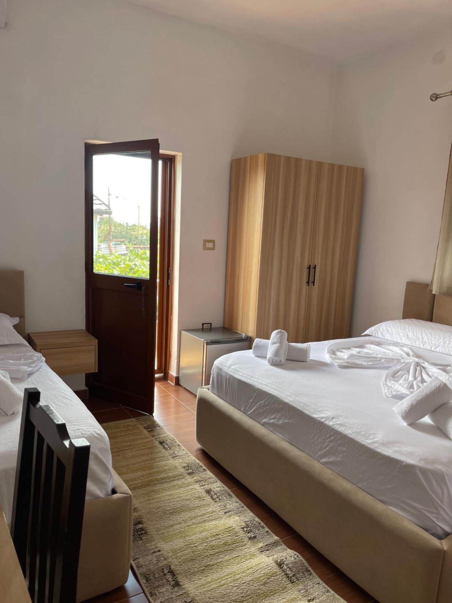 Prela'S Rooms Shkoder Bagian luar foto