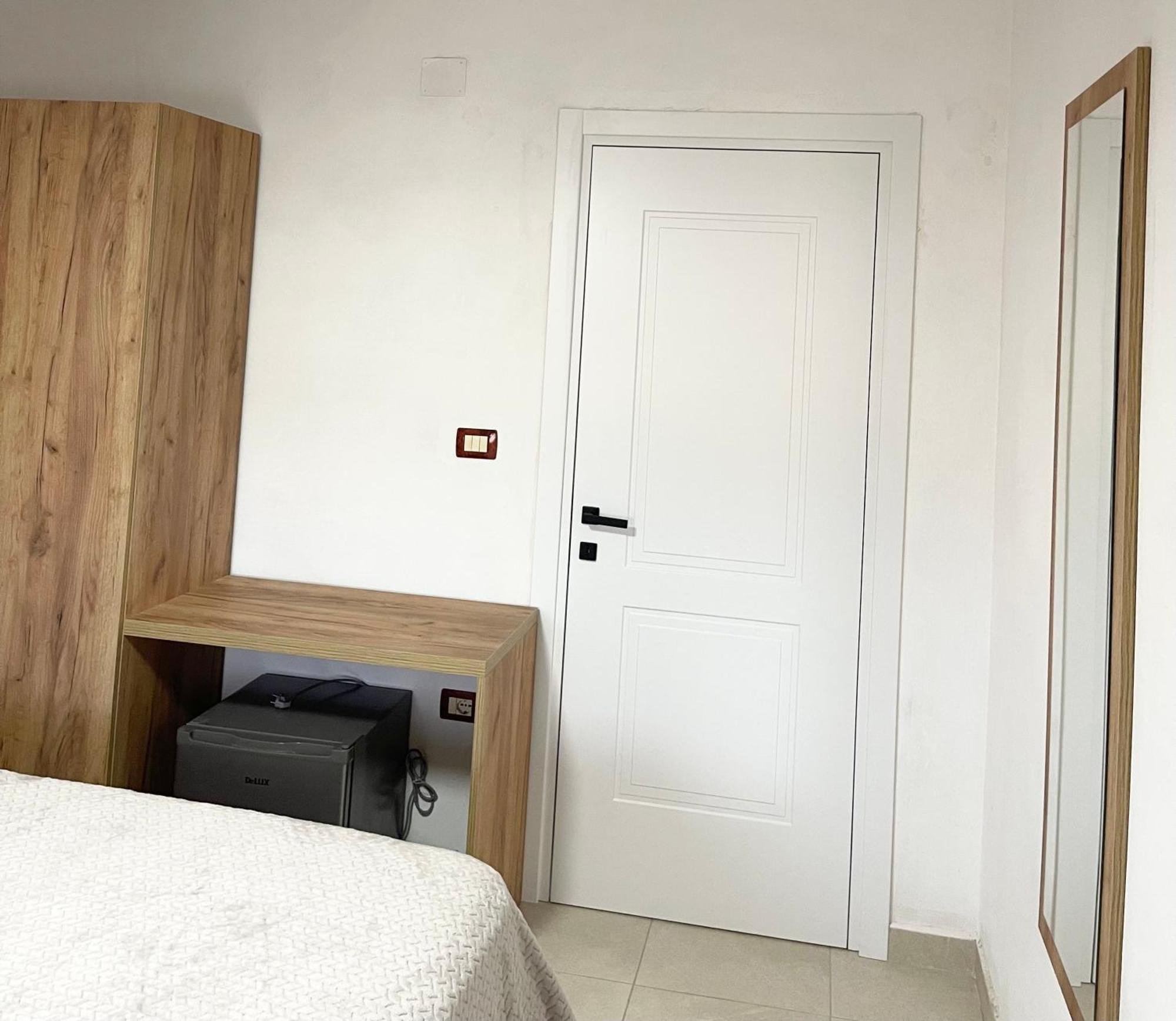 Prela'S Rooms Shkoder Bagian luar foto